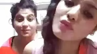 العاهرات الشريرات ترضي الفحول المثيرة بجلسات جماع شديدة