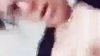 إباحية ناضجة: قحبة عجوز تتعرض لضرب قاسٍ