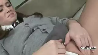 سكس مع الحيوانات: كلب يمارس الجنس بقوة مع فتاة صغيرة في فيلم إباحي