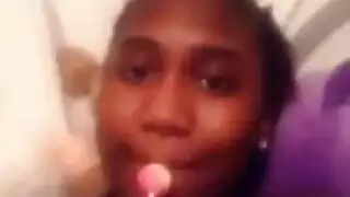 مراهقة آسيوية تئن بينما يمتد عمود ضخم في مهبلها الضيق