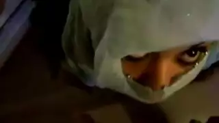 شرموطة ترضع زبي و تخفي وجهها بالنقاب و انا مستمتع و قذفت في فمها