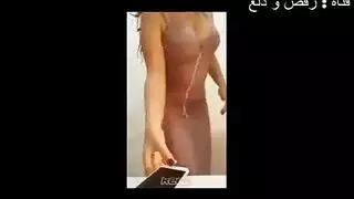 شرموطة تعري بزازها الكبيرة في اسخن اغراء عربي