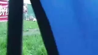 حفلة عامة تتحول لخاصة: جنس صريح في الحديقة