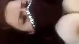 بدوية خائنة تمتلئ فرجها في السيارة