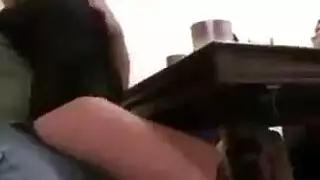 تحب زب ابوها و تجلس في حجره و هو مع العائلة