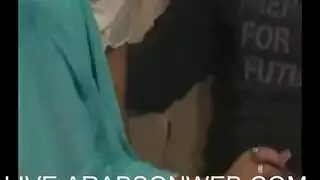 عاهرة محجبة تثار، ترى انتصابه وتتوسل لأن تُمارس معها الجنس بقوة