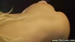 شقراء مراهقة تطيع وتنشر ساقيها للّمس القاسي