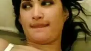 كس حليق لمراهقة كويتية يتعرض لجلسة جماع عنيفة