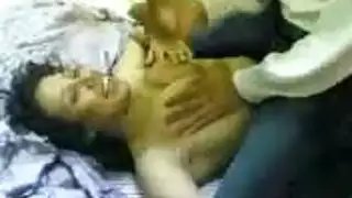 ثلاثي صريح: صديق يصور عاهرة تتعرض لضرب مزدوج