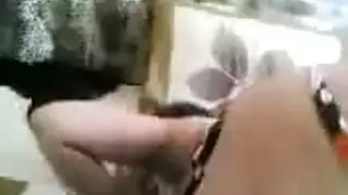 اللسان العميق في المؤخرة يُطلق أنين الغازات