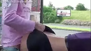 إباحية في العلن: ناك عاهرة في محطة الباص