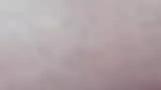 عاهرة عراقية تئن وهي تأخذ قضيبًا قاسيًا