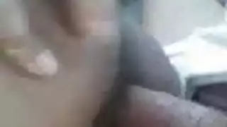 زوجان عربيان في مشهد إباحي قوي: الزوجة الناضجة تحب وضعية الكلب