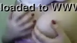 محجبة مثيرة تظهر جسدها في عرض ويب خاص