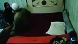 تسجيل سري لرجل ملتحي يدخل بعمق بوضعية الكلب