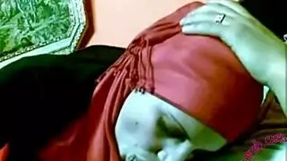 فتاة مسلمة تركية ترتدي الأحمر تمص بقوة وبلعق في جنس فموي