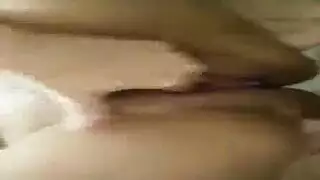 جلسة انفرادية شديدة: شاب شرقان ينيك كسها الضيق بعمق