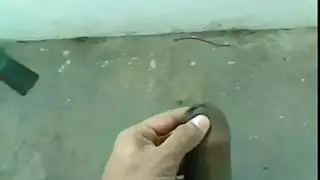 جلسة استمناء خارجية علنية تنتهي بقذف منوي غزير