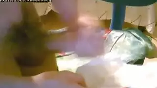 أول يوم في العمل: المتدربة تأخذ القضيب في حلقها