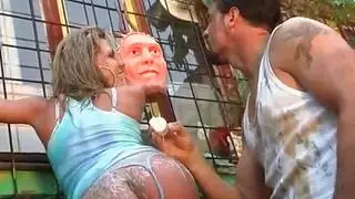 جلسة مقص جامحة: سحاقيات شقراء وسمراء تمارسن الجنس في ثنائي بسرير ضخم