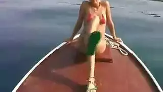 الشقراء المقيدة كندرا جيمس تتعرض للجماع على الوجه ببدلة حمراء
