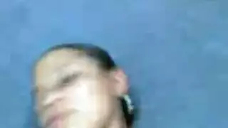 قضيب ضخم يمدد فرجها إلى أقصى حد