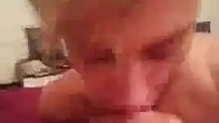 سمراء ذات شعر مجعد تئن في وضعية الكلب الجنسية