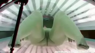 مراهقة صغيرة ذات ثدي ضخم ومؤخرة كبيرة تأخذ قضيبًا