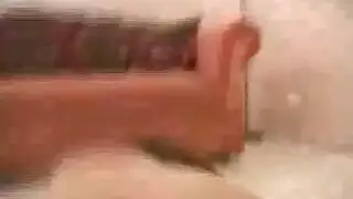 فاجرة تصرخ وهي تأخذ قضيباً أسمر كبيراً في مؤخرتها الضيقة