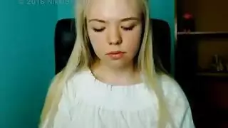  عاهرة صغيرة وغبية تُغازل في فيلم إباحي قوي