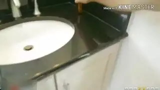 ينيك كس أمه لمن يدفق ماءكسها