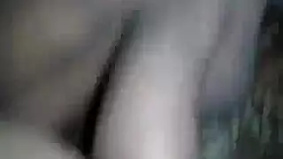 جارة وقحة تركب القضيب في مقطع منزلي صريح