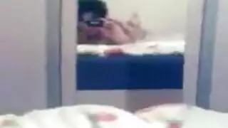 رجل واحد لا يستطيع تحمل هذه النيمفو إنها تتوق لعملية جنس جماعي قاسية