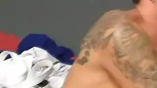 شباب برازيليين شواذ يلهون بعنف مع القضيب