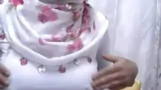 محجبة ساخنة تلعب بصدرها الكبير وتدلك فرجها حتى هزة عنيفة