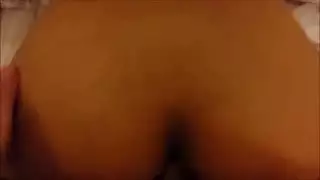 مراهقة آسيوية صاخبة تأخذ القضيب في فمها وفرجها