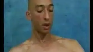 قضيب مشعر ضخم يطلق انفجارًا هائلاً من المني