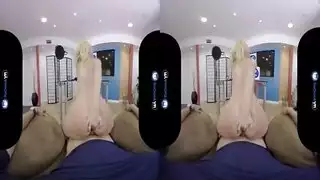 أفلام واقع افتراضي جنسية: عاهرة تمارس جنسًا صريحًا في الواقع الافتراضي