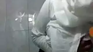 طالبة ثانوي محجبة تلعب في بزازها الفايرة في الحمام وتضرب سبعة ونص