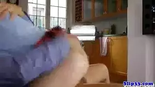 ذكر تنضج إعطاء قطع صغيرة واليدين على انتفاخ من الشباب