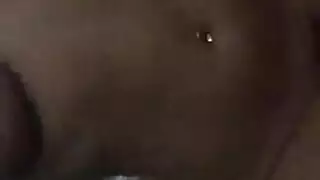 مراهقة شقراء تستخدم قضيبًا اصطناعيًا مزدوجًا ضخمًا لتمط مهبلها المبلل، وتداعب حلمتي ثدييها الصلبتين