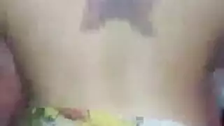 إباحية منفردة: فالنتينا تستفز كسها المشعر في الحمام
