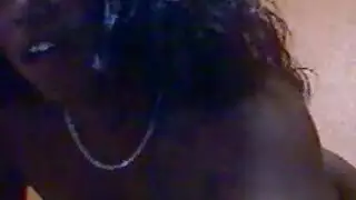 فتاة هاوية حقيقية تخلع ملابسها وتظهر كل شيء