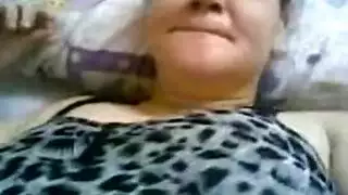 عربية جميلة ذات أثداء ضخمة تأخذ شرجياً من قضيب عربي كبير