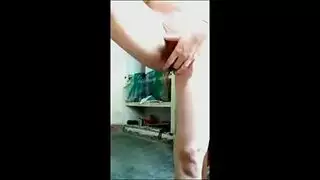 امرأة سمراء مثيرة وناضجة ، أليكسا لديها خطة مثيرة للغاية للسمراء تينا على الأريكة