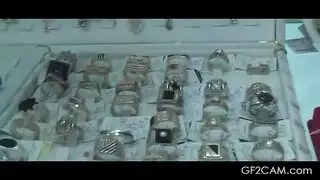 عاهرة سمراء موشومة تمتطى شاب روسي نجم إباحي