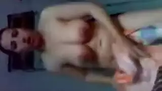 الإصبع في الحوض: فيديو استمناء فوفا الفاحش في الحمام