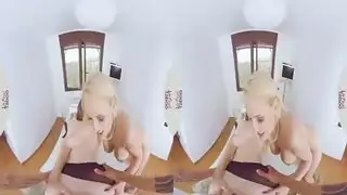 لعبة للكبار غامرة: فتاة مثيرة تستمع بمص قضيب افتراضي