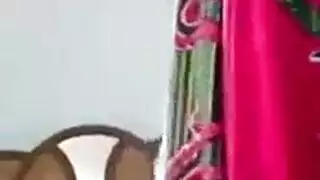 رجل باكستاني يضاجع جارته الشهوانية في علاقة سرية