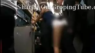 إباحية في المواصلات العامة: شاب ياباني يمارس الجنس مع فتاة في الحافلة